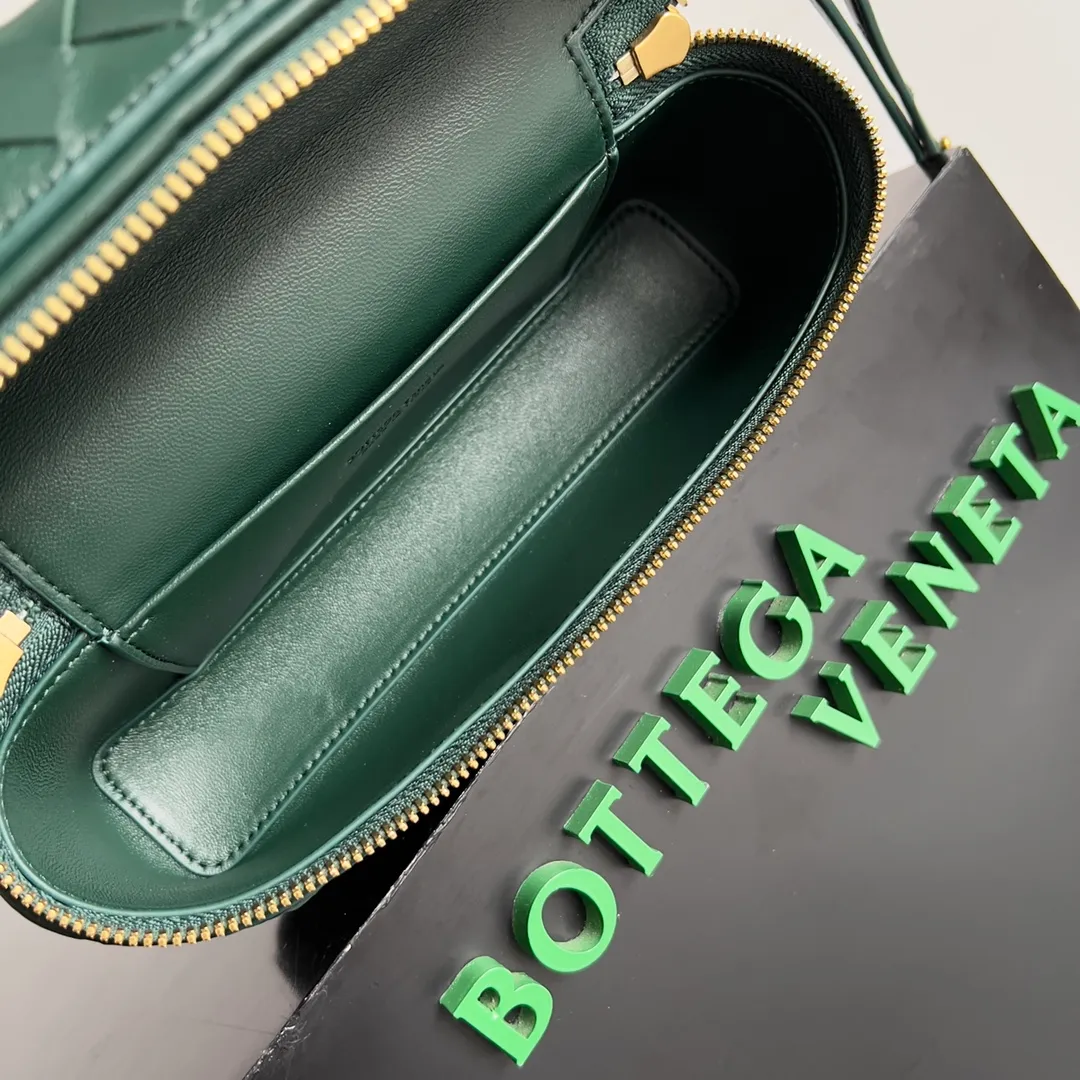 Batch 1360 Bottega Veneta 24 spring and summer woven zipper crossbody bag. A crossbody bag that can be used as a cosmetic bag. The exquisite weaving and compact body are an indispensable accessory for the upcoming summer. The double zipper also better protects the bag. It has a large capacity. If you like it, don’t miss it. Style number: 789109 Size: 22*12.5*5cm